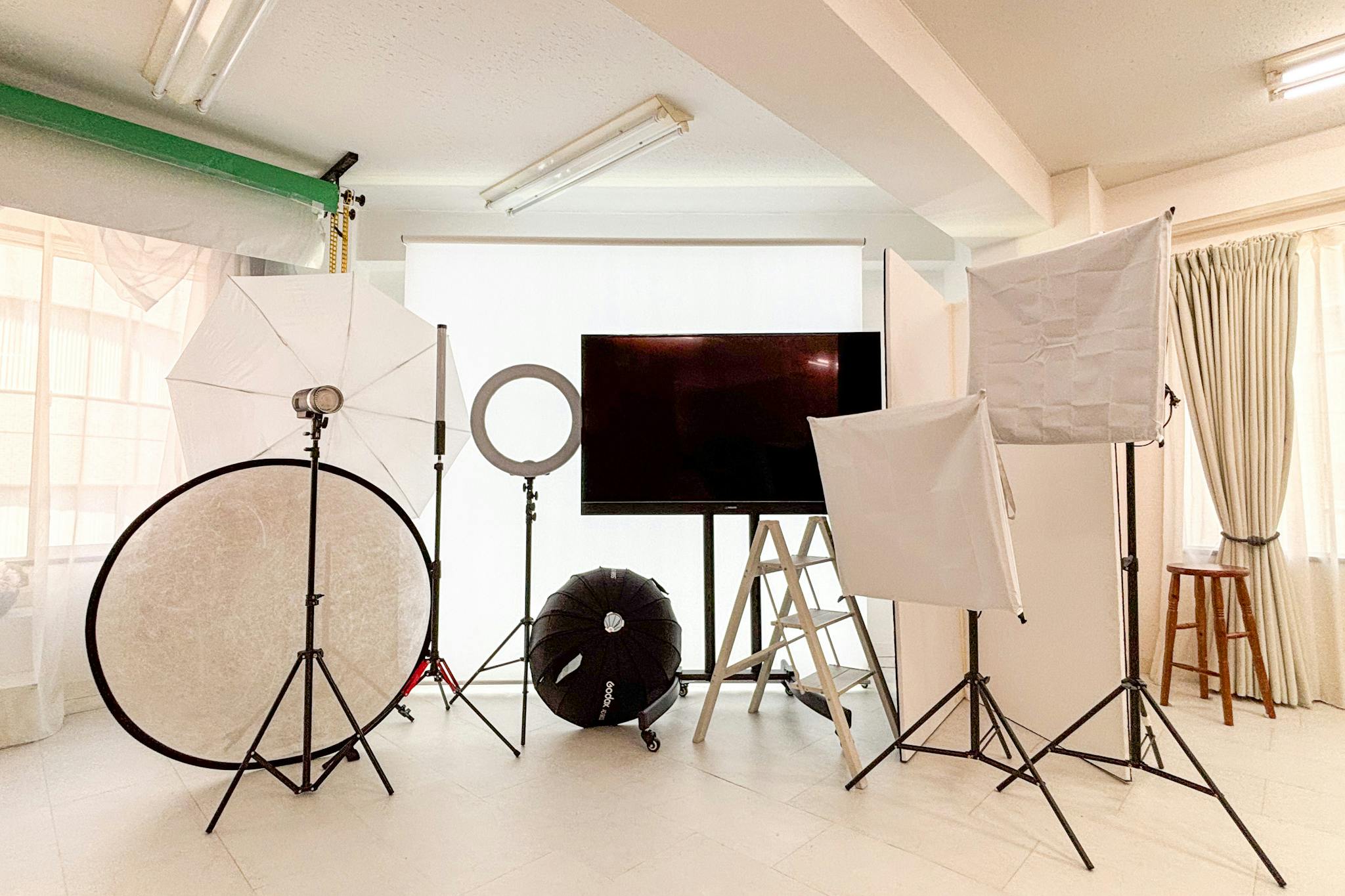 【関内駅6分】撮影に最適な自然光溢れる白基調で機材が充実したレンタルスタジオ