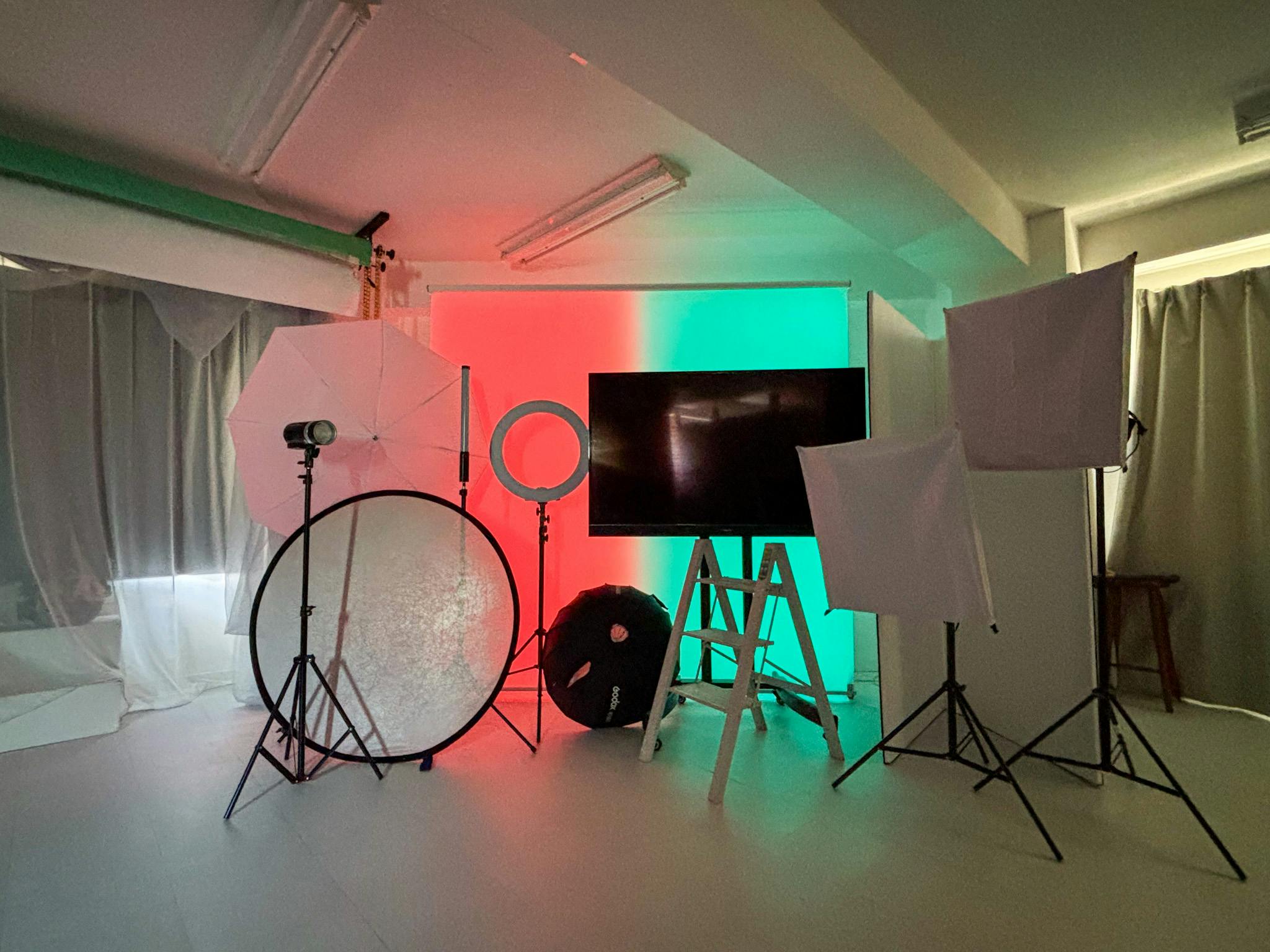 【関内駅6分】撮影に最適な自然光溢れる白基調で機材が充実したレンタルスタジオ