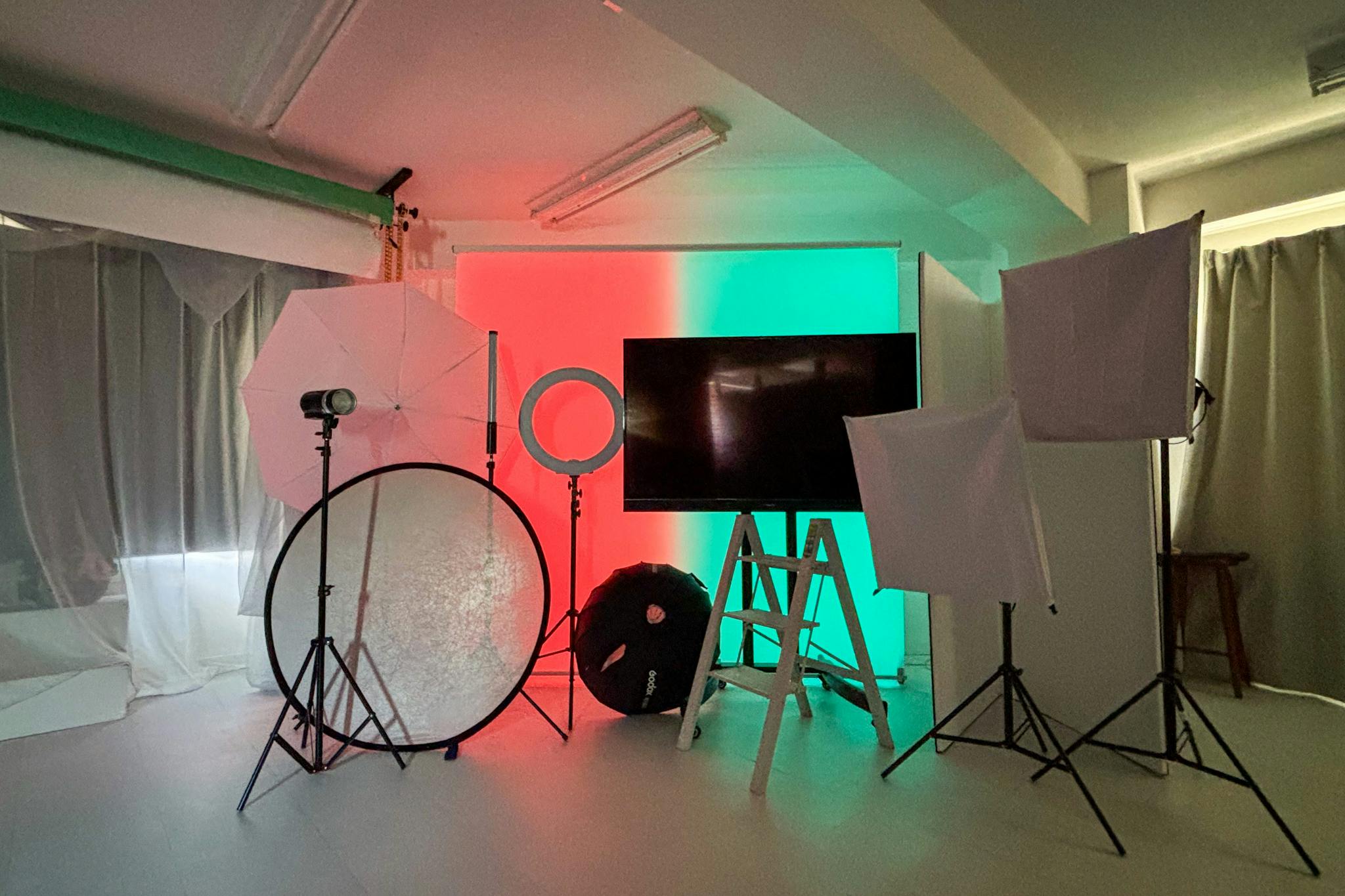 【関内駅6分】撮影に最適な自然光溢れる白基調で機材が充実したレンタルスタジオ