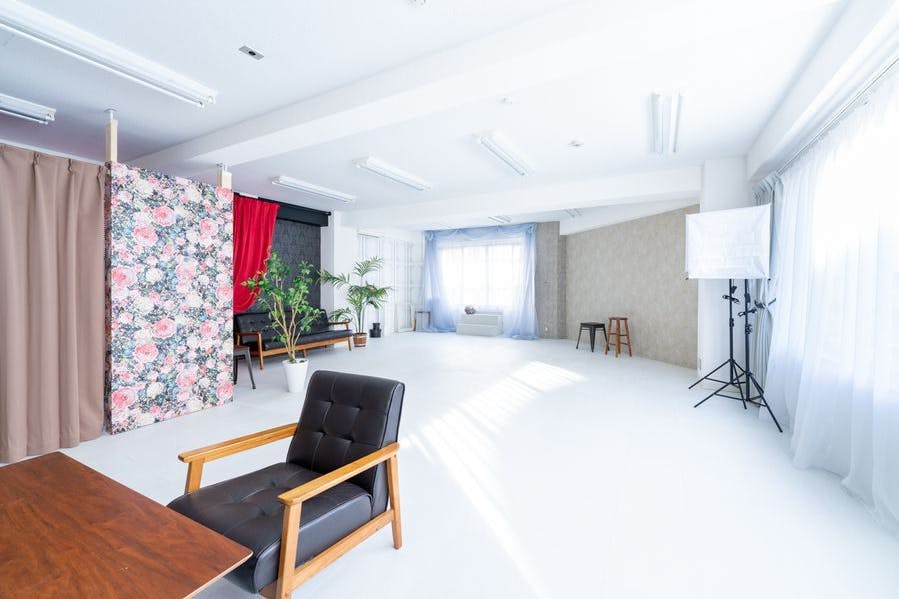 【関内駅6分】撮影に最適な自然光溢れる白基調で機材が充実したレンタルスタジオ