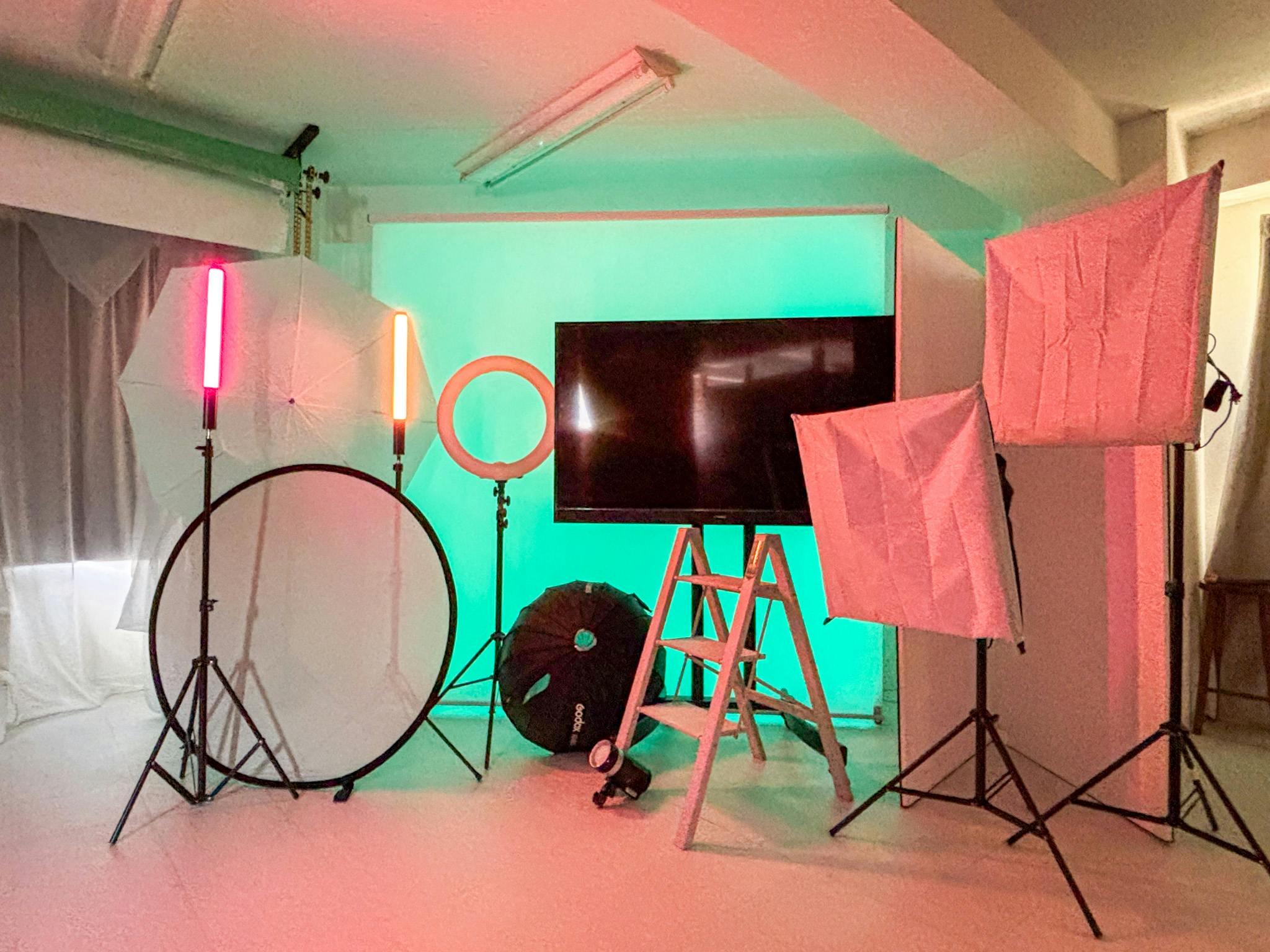 【関内駅6分】撮影に最適な自然光溢れる白基調で機材が充実したレンタルスタジオ