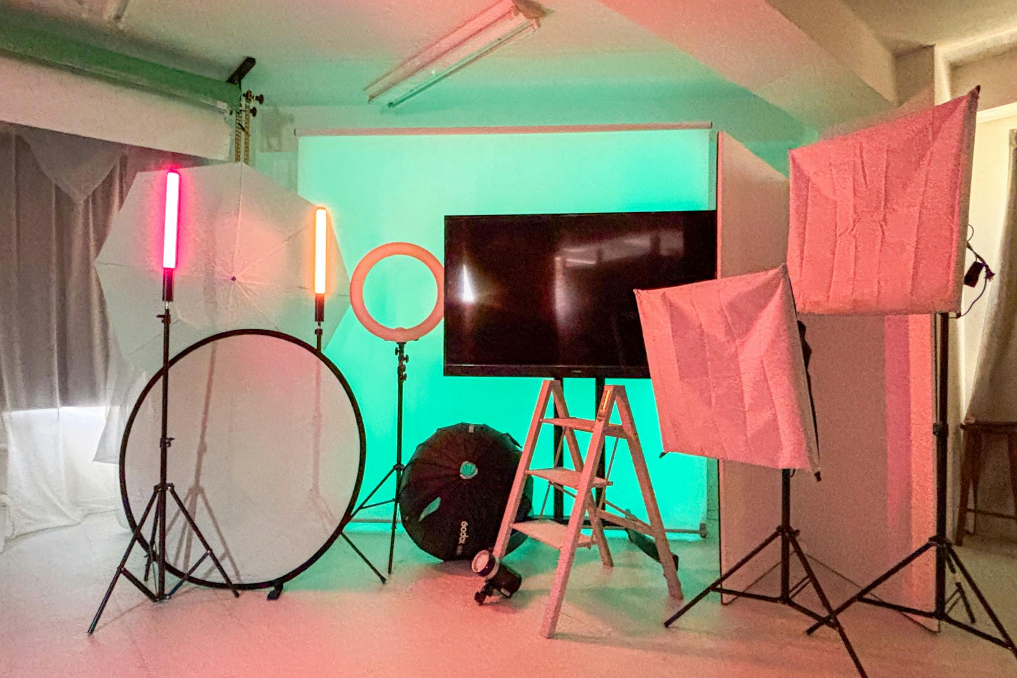 【関内駅6分】撮影に最適な自然光溢れる白基調で機材が充実したレンタルスタジオ