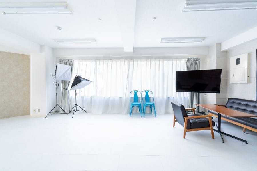 【関内駅6分】撮影に最適な自然光溢れる白基調で機材が充実したレンタルスタジオ