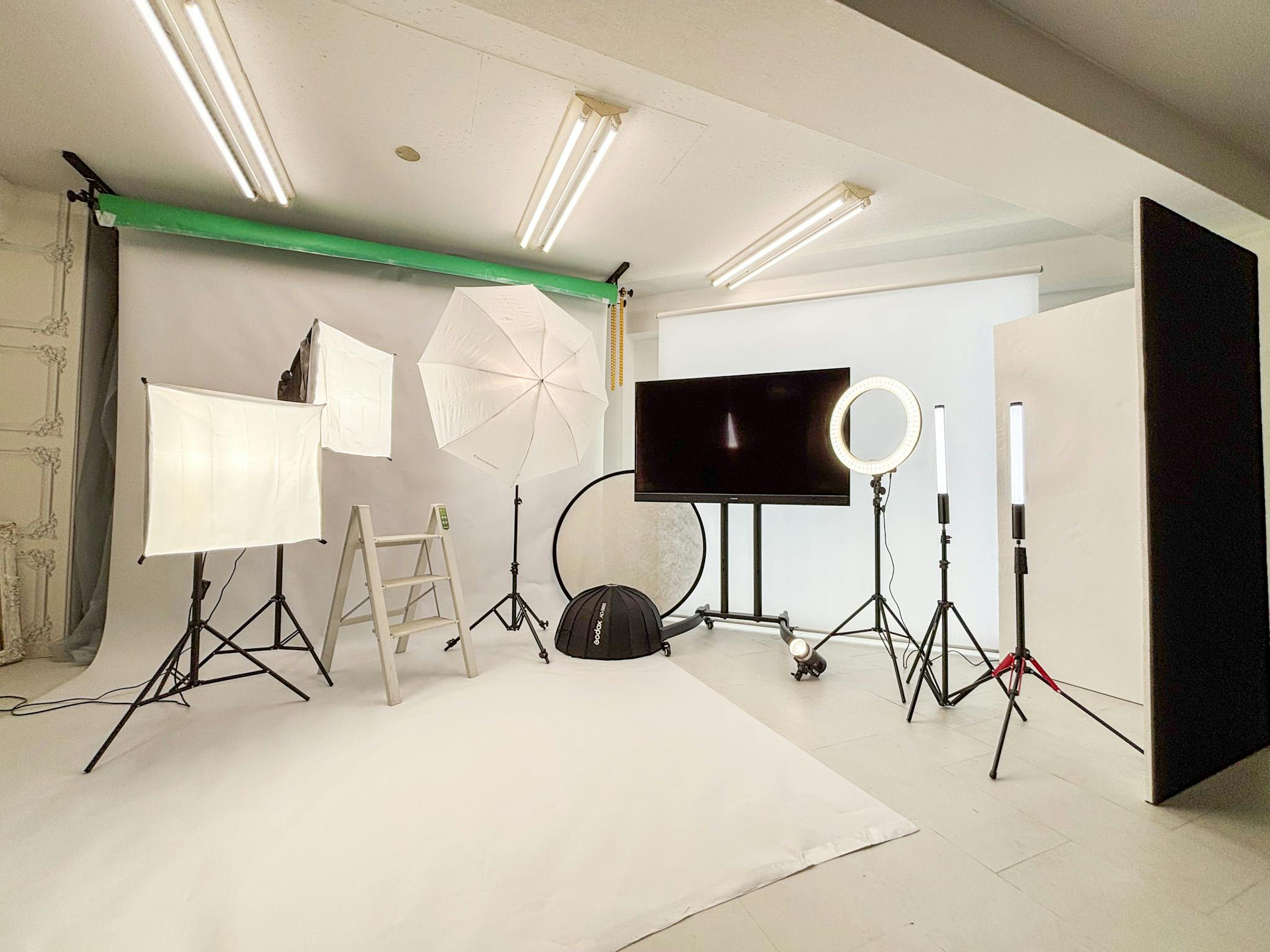 【関内駅6分】撮影に最適な自然光溢れる白基調で機材が充実したレンタルスタジオ