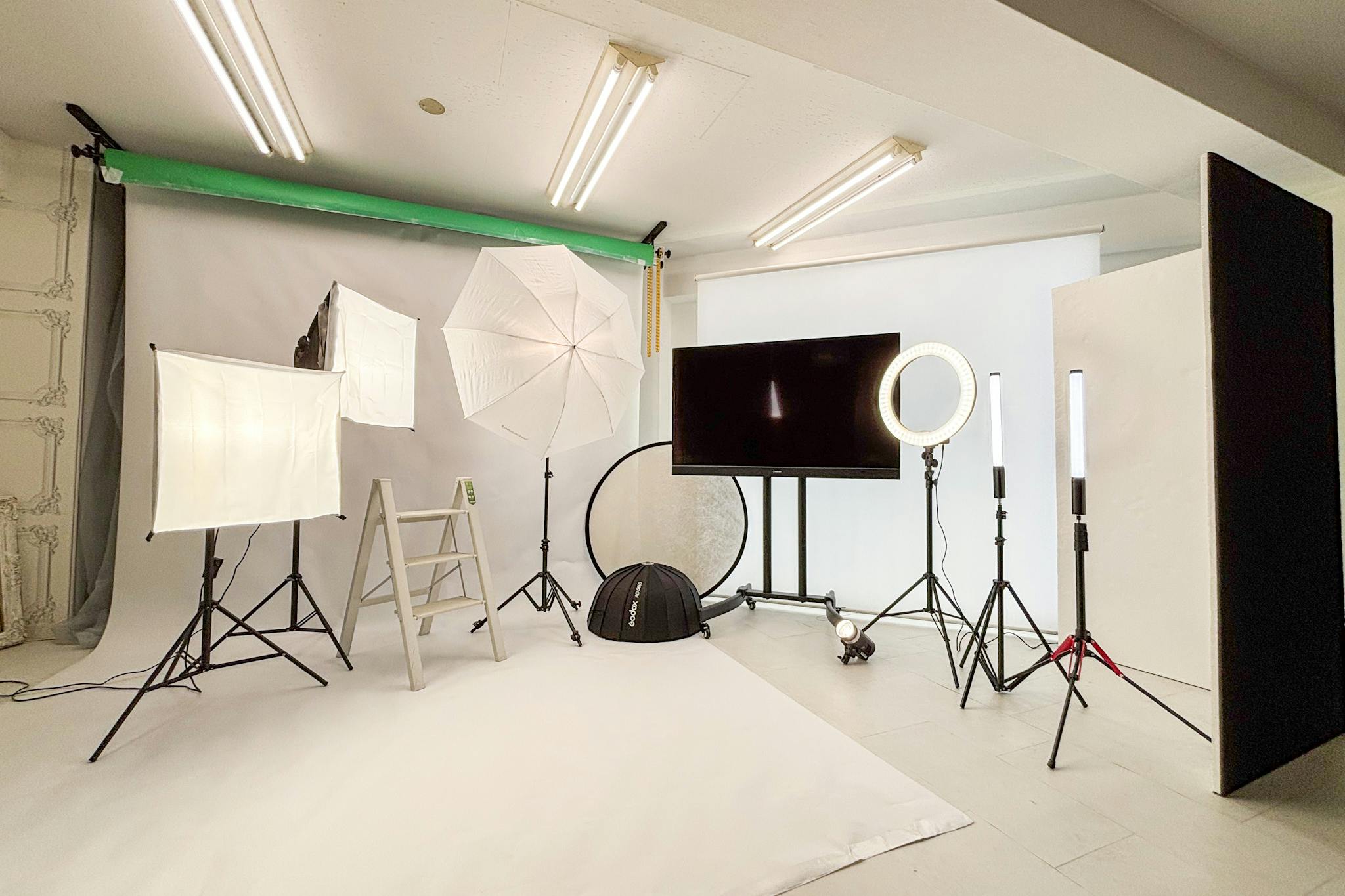 【関内駅6分】撮影に最適な自然光溢れる白基調で機材が充実したレンタルスタジオ