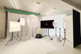 【関内駅6分】撮影に最適な自然光溢れる白基調で機材が充実したレンタルスタジオ
