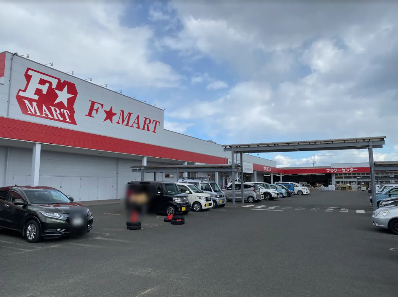 【エフマートサーキット通り】食品側入口 販促プロモーションに最適な屋外催事イベントスペース
