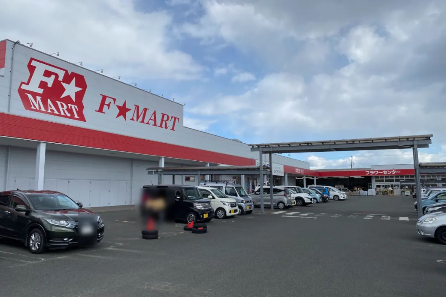 【エフマートサーキット通り】食品側入口 販促プロモーションに最適な屋外催事イベントスペース