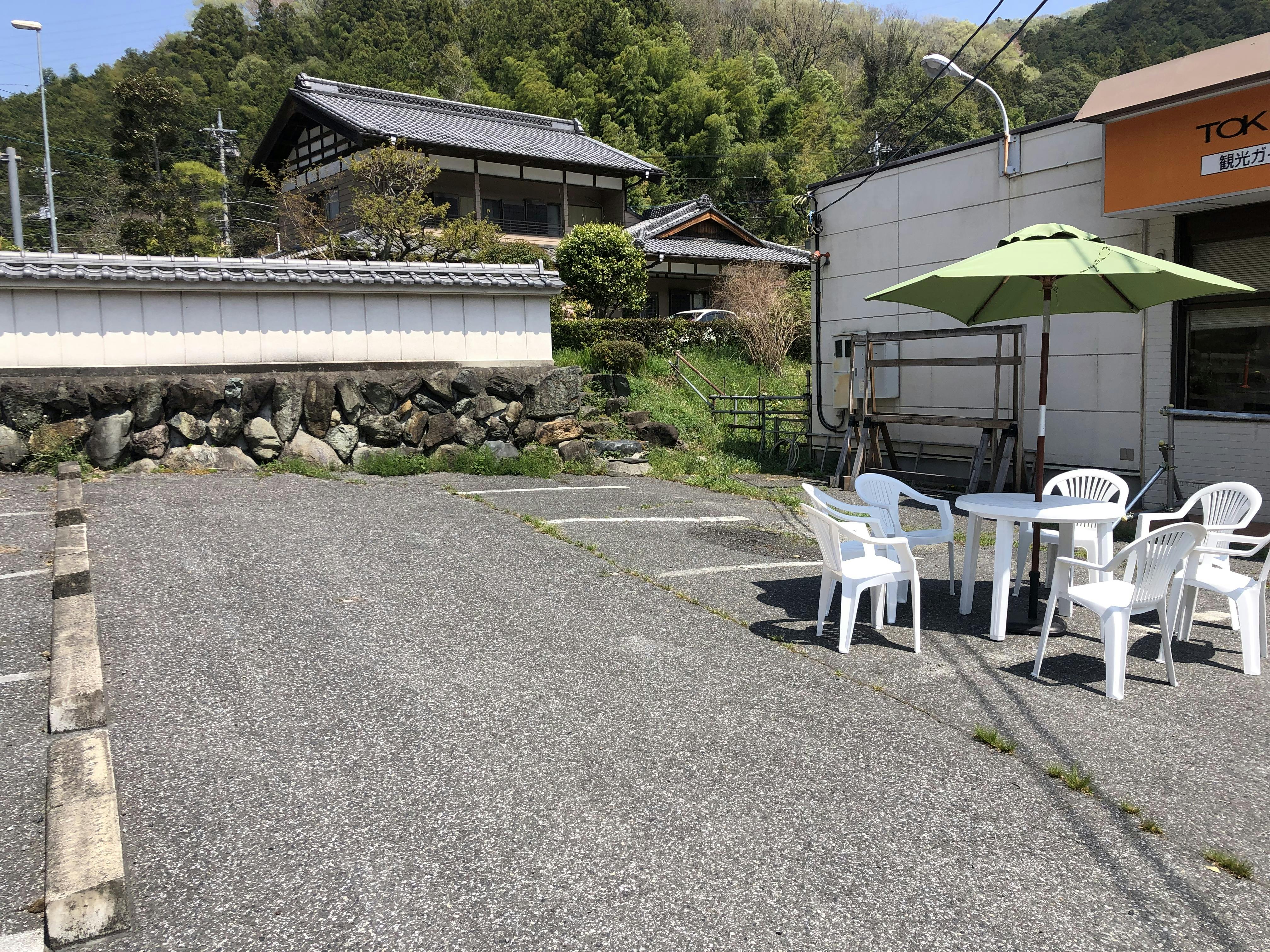 テラス席の周りL字に出店スペース確保してます