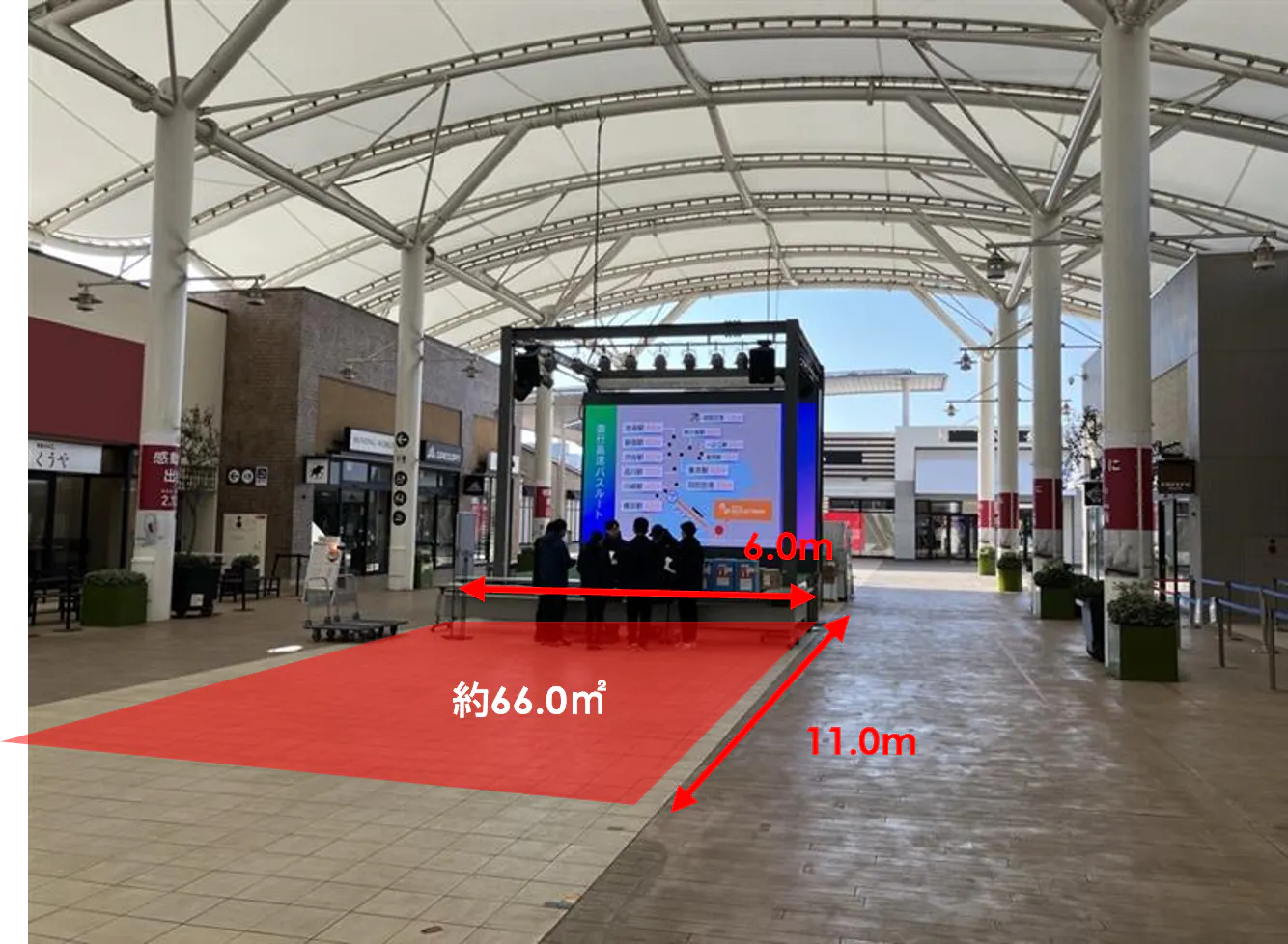 【三井アウトレットパーク 木更津】ピアストリート内 (ステージ側)の画像