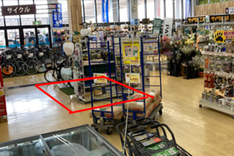 【ダイシン幸町店】サイクルセンター前 プロモーションや物販に最適なホームセンター内階段前の催事イベントスペースの画像1