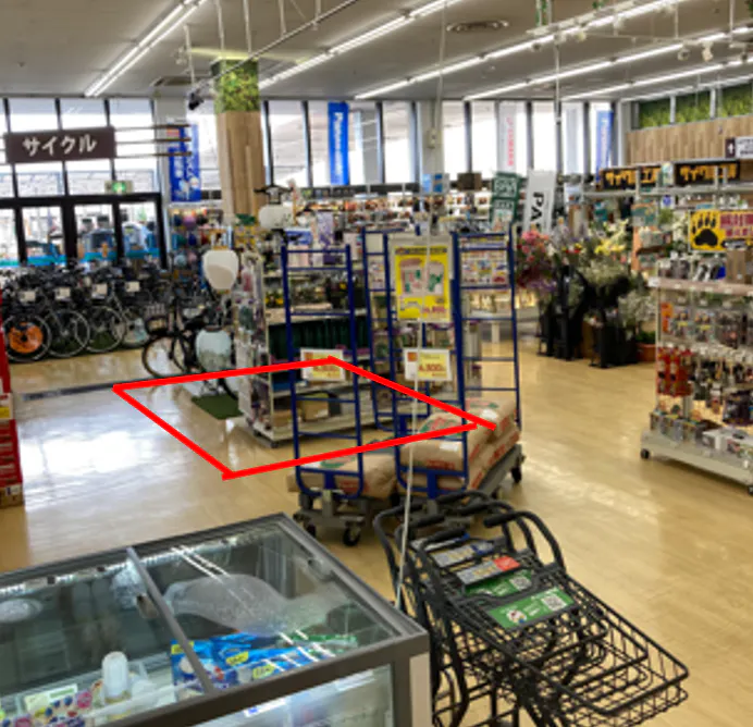 【ダイシン幸町店】サイクルセンター前　プロモーションや物販に最適なホームセンター内階段前の催事イベントスペースの画像