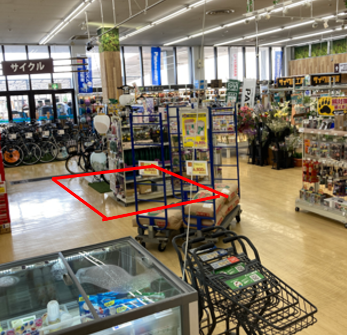【ダイシン幸町店】サイクルセンター前　プロモーションや物販に最適なホームセンター内階段前の催事イベントスペース