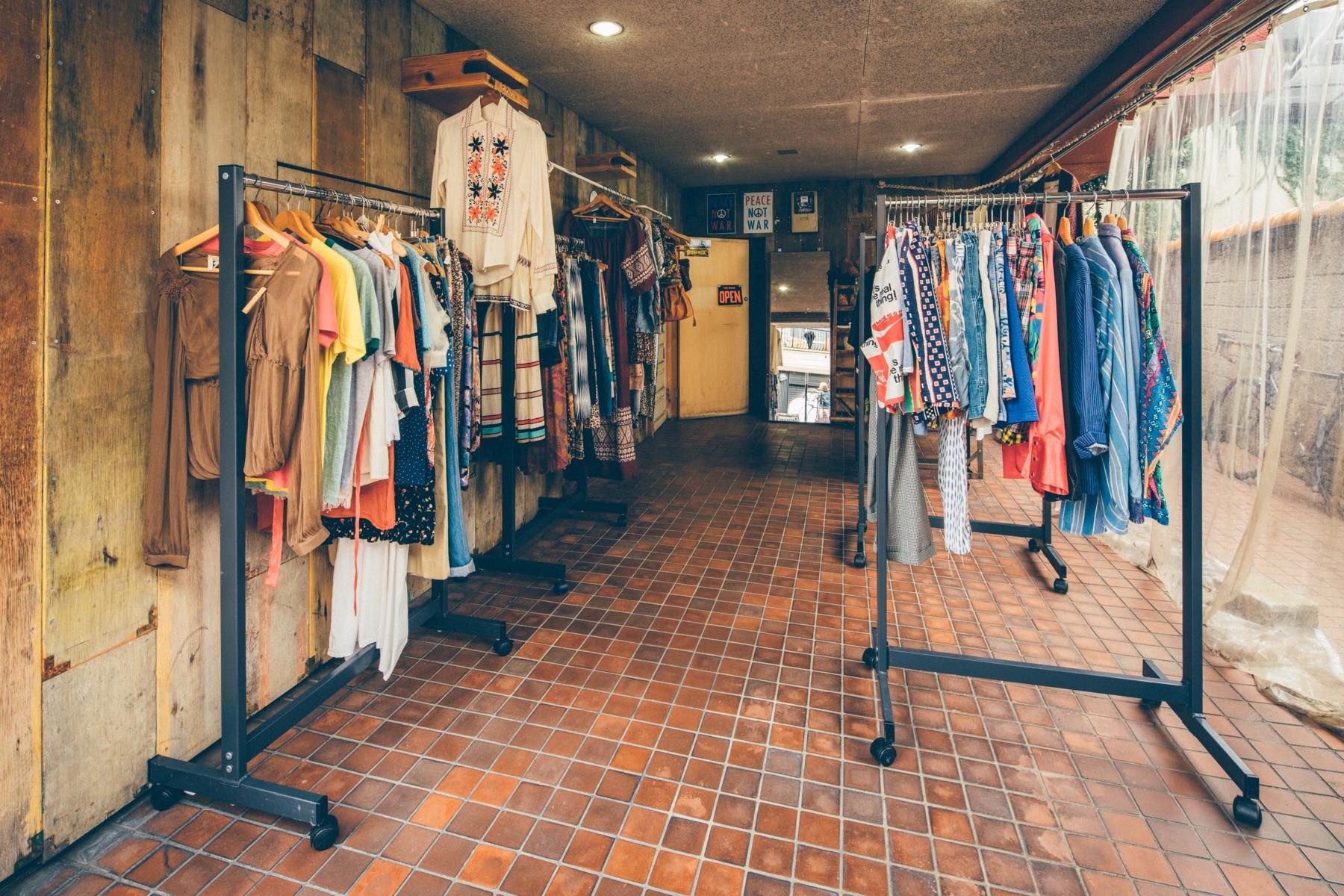 黒基調のヴィンテージショップの画像8