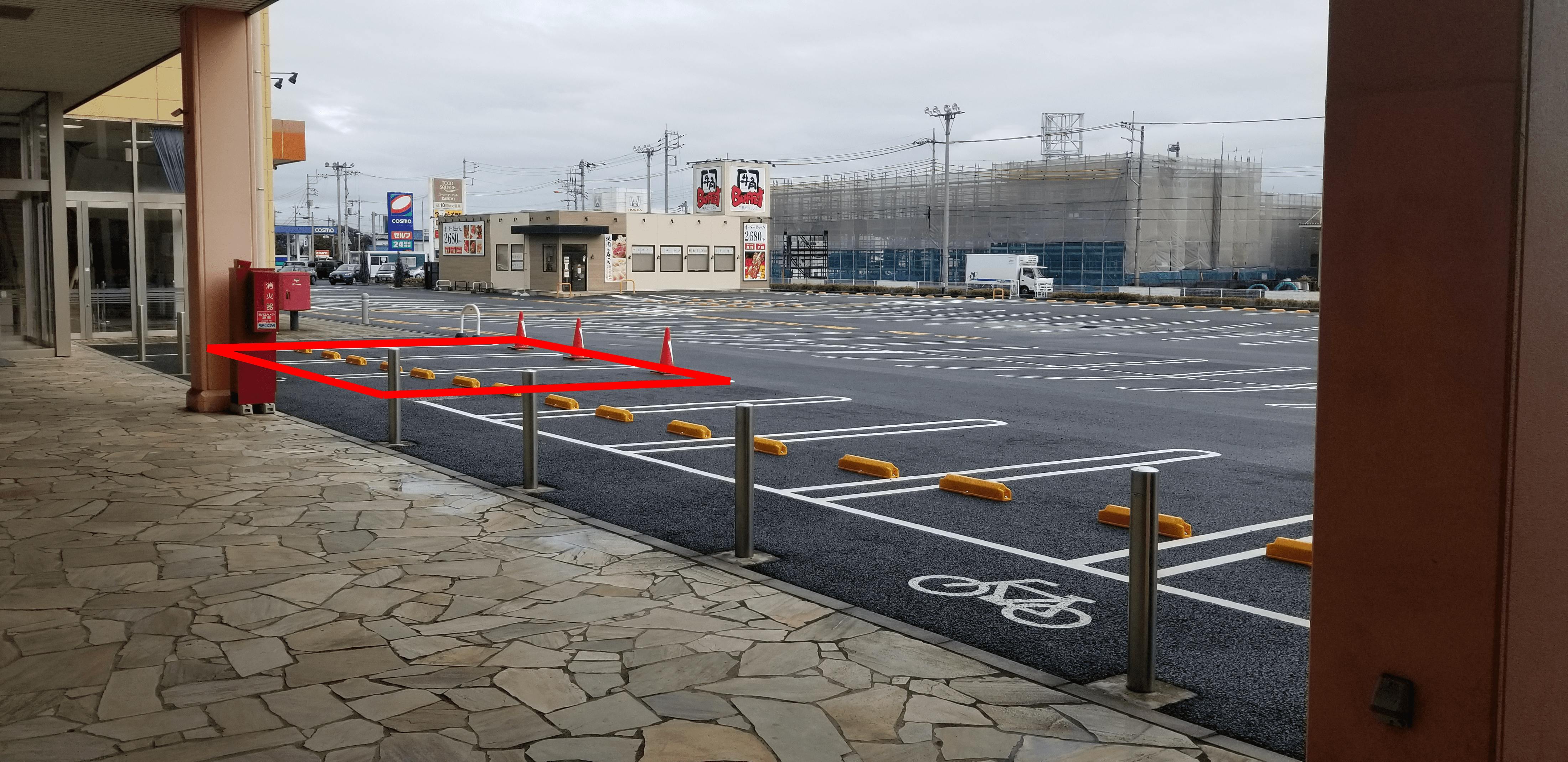 正面駐車場、向かって右側３台分の駐車スペースです。目立ちます。