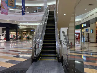 【イオンモールかほく*】エスカレーターレーンの画像