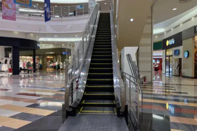 【イオンモールかほく*】エスカレーターレーン