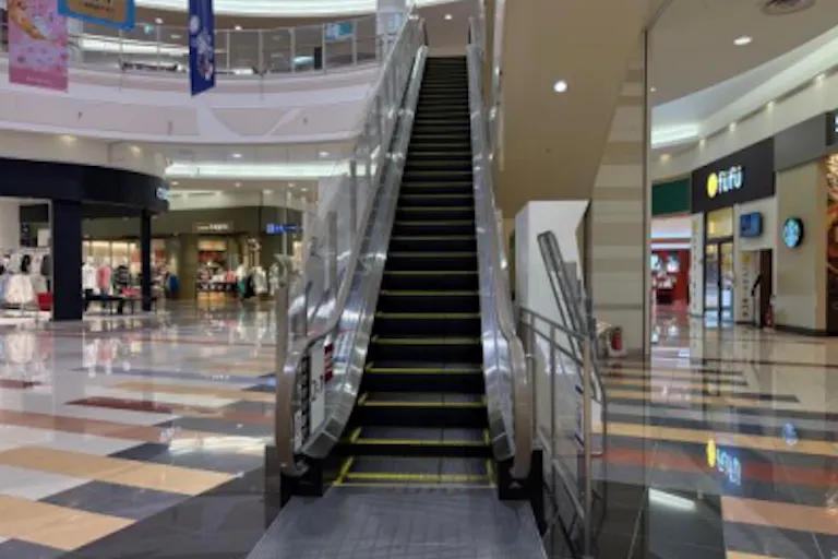 【イオンモールかほく*】エスカレーターレーンの画像1