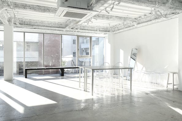 【渋谷駅8分】アパレルの展示会やポップアップストアに適した白とグレーを基調としたガラス張りのスペース