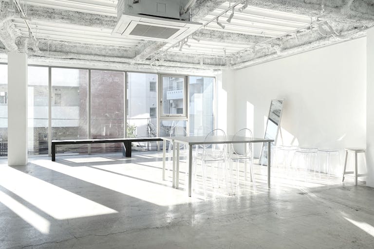 【渋谷駅8分】アパレルの展示会やポップアップストアに適した白とグレーを基調としたガラス張りのスペースの画像1