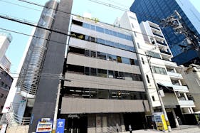 【心斎橋駅4分】白を基調とした内装に南向きの窓から自然光が差す、明るく清潔感あふれるスペース。 無料備品も充実した多目的スペースです。