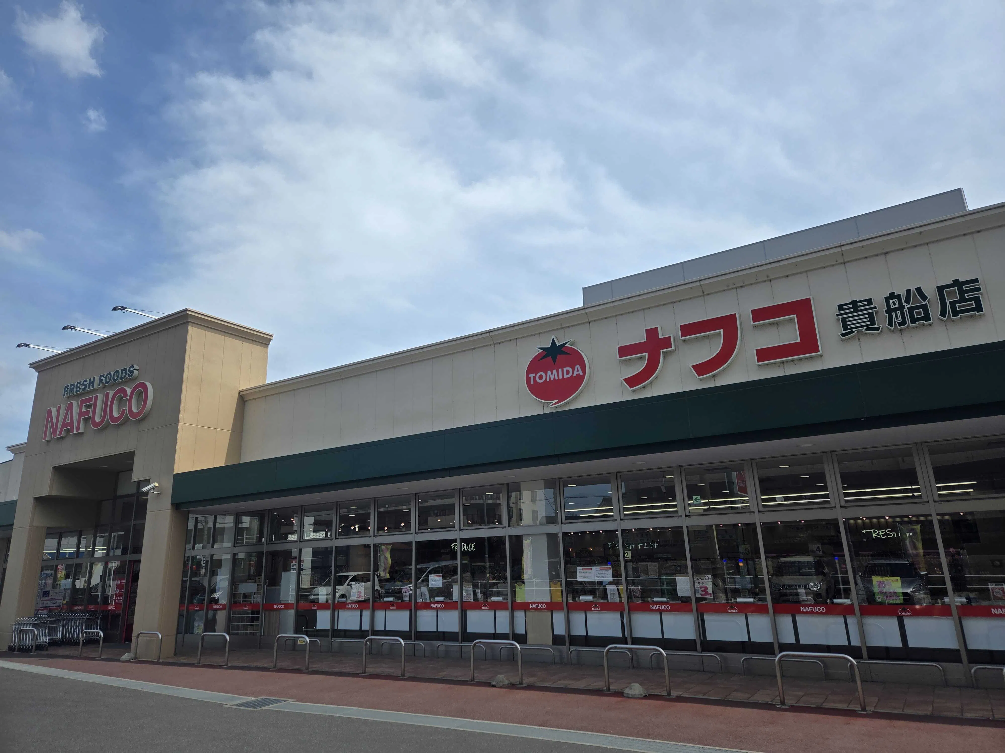 【ナフコトミダ貴船店】販促プロモーションに最適な入口近くの風除室スペース