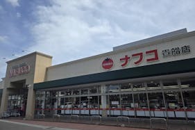 【ナフコトミダ貴船店】販促プロモーションに最適な入口近くの風除室スペース