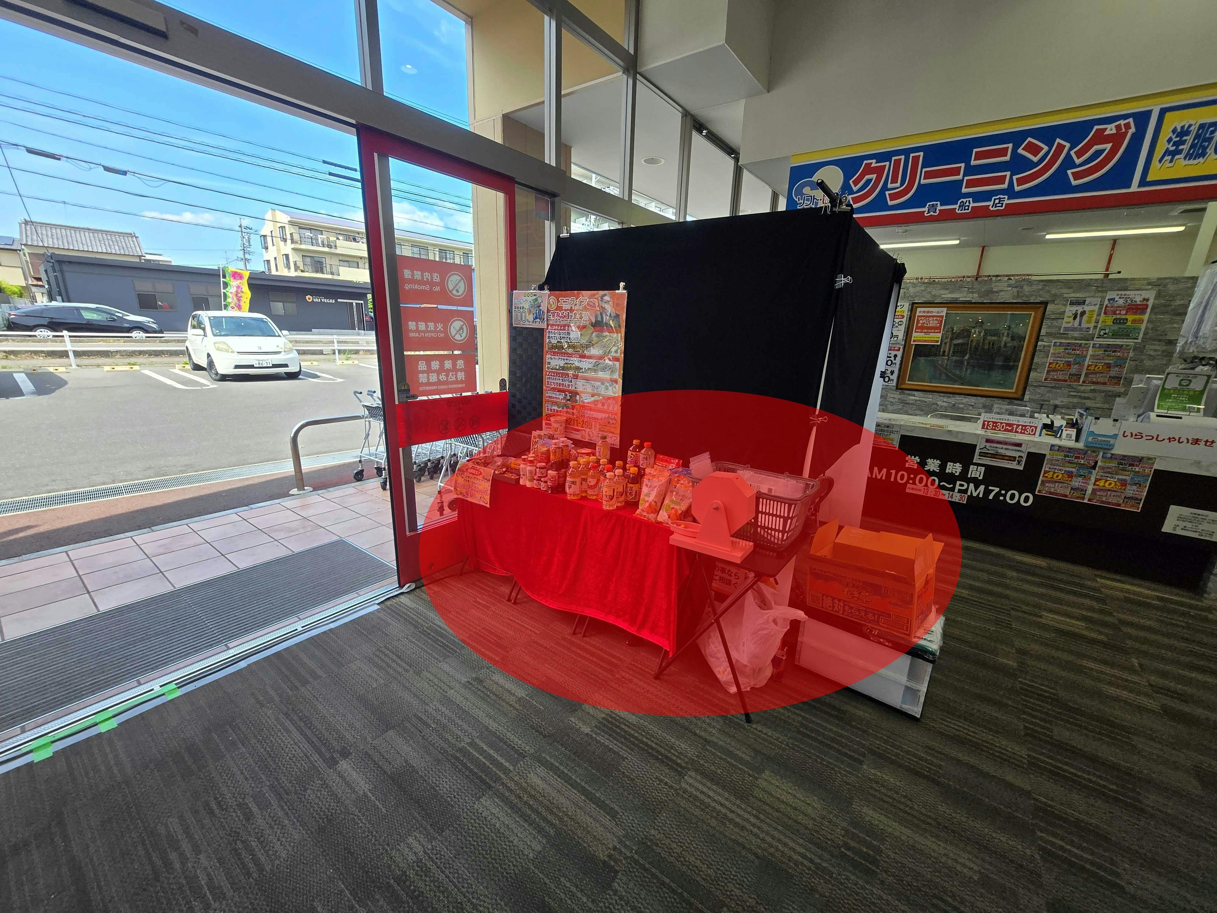 【ナフコトミダ貴船店】販促プロモーションに最適な入口近くの風除室スペースの画像