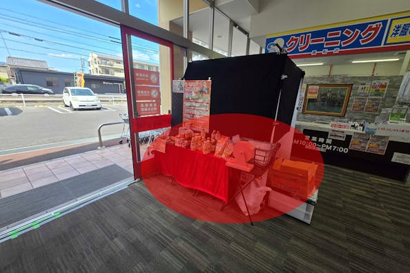 【ナフコトミダ貴船店】販促プロモーションに最適な入口近くの風除室スペース
