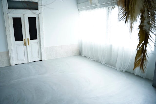 【森ノ宮駅5分】展示会や撮影に最適な自然光が入り明るい白を基調としたレンタルスペース