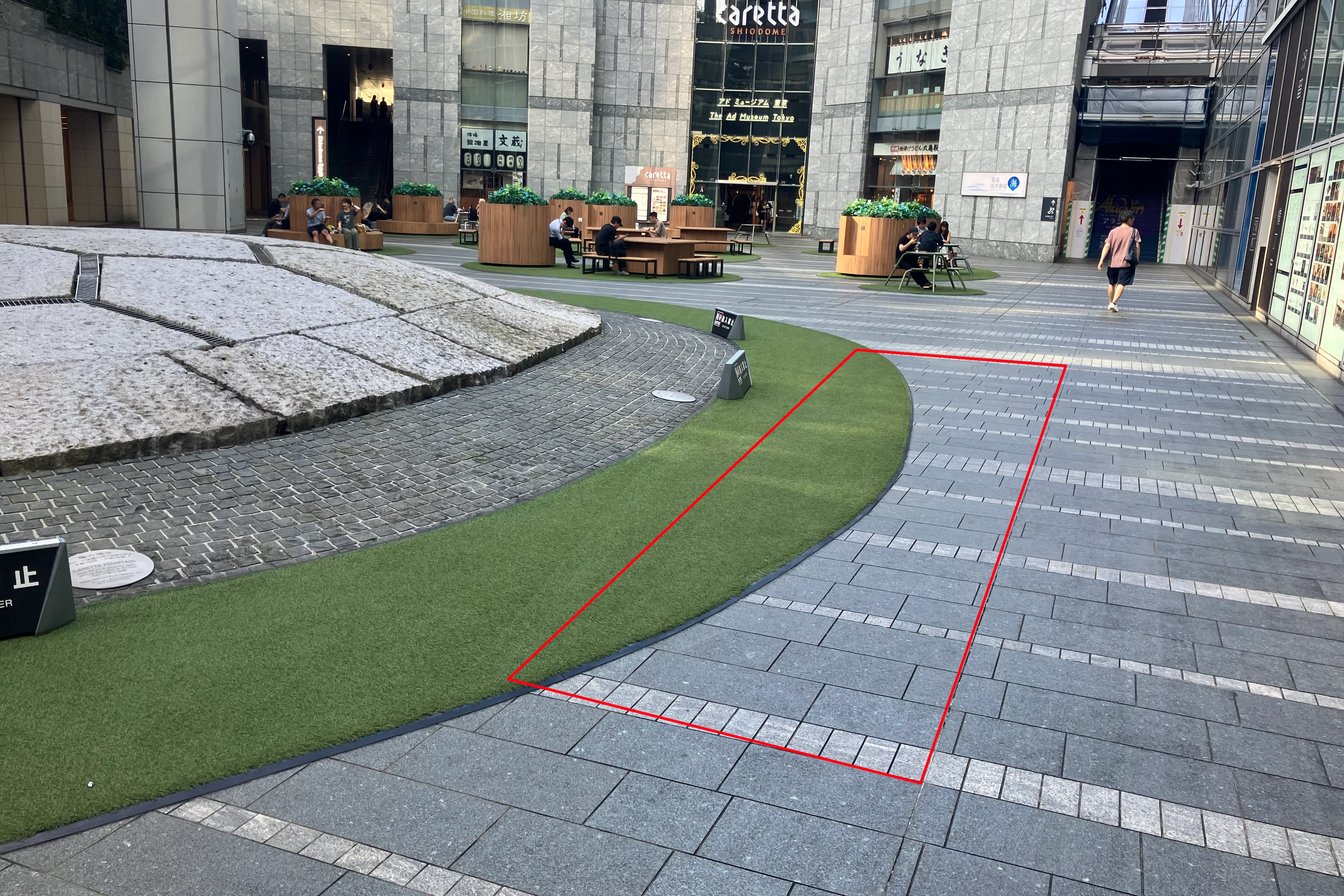 【カレッタ汐留|汐留駅1分】月間約52万人が訪れる複合施設入口手前の屋外イベントスペース⑥の画像