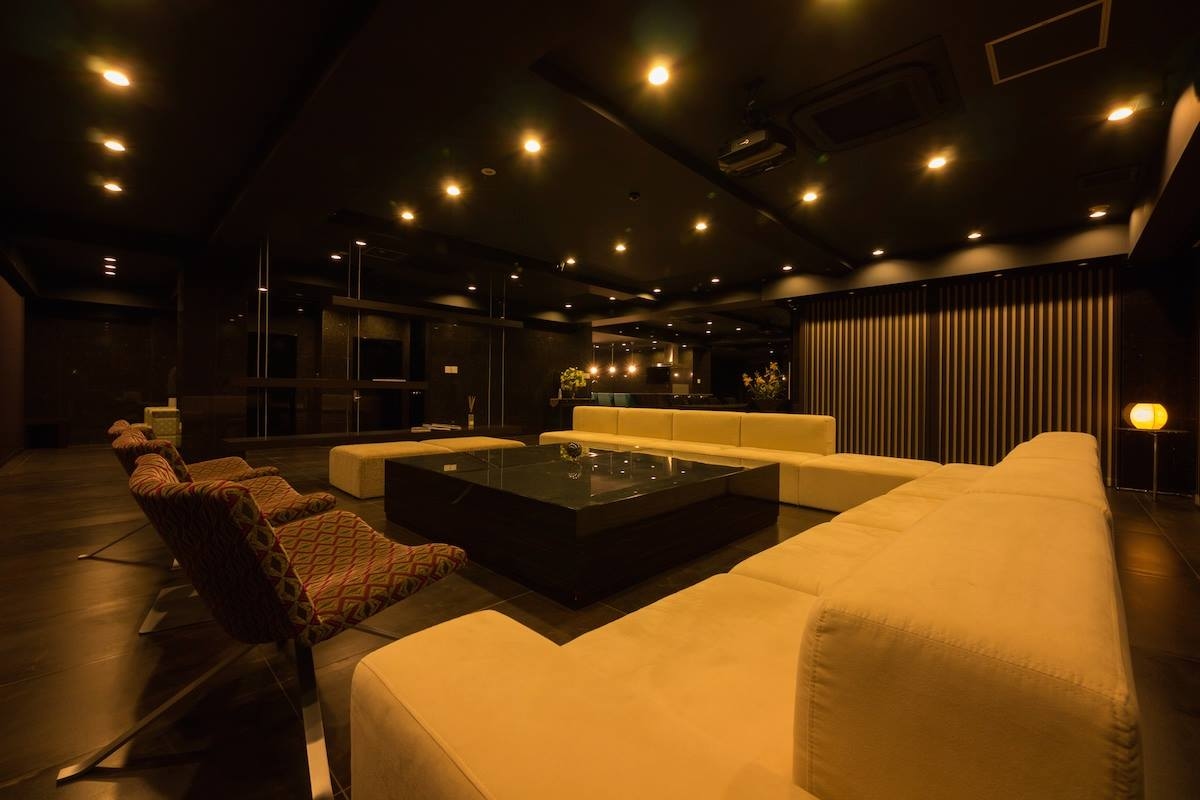 レイアウト自由なソファースペース。100インチプロジェクターとシアターシステム完備。