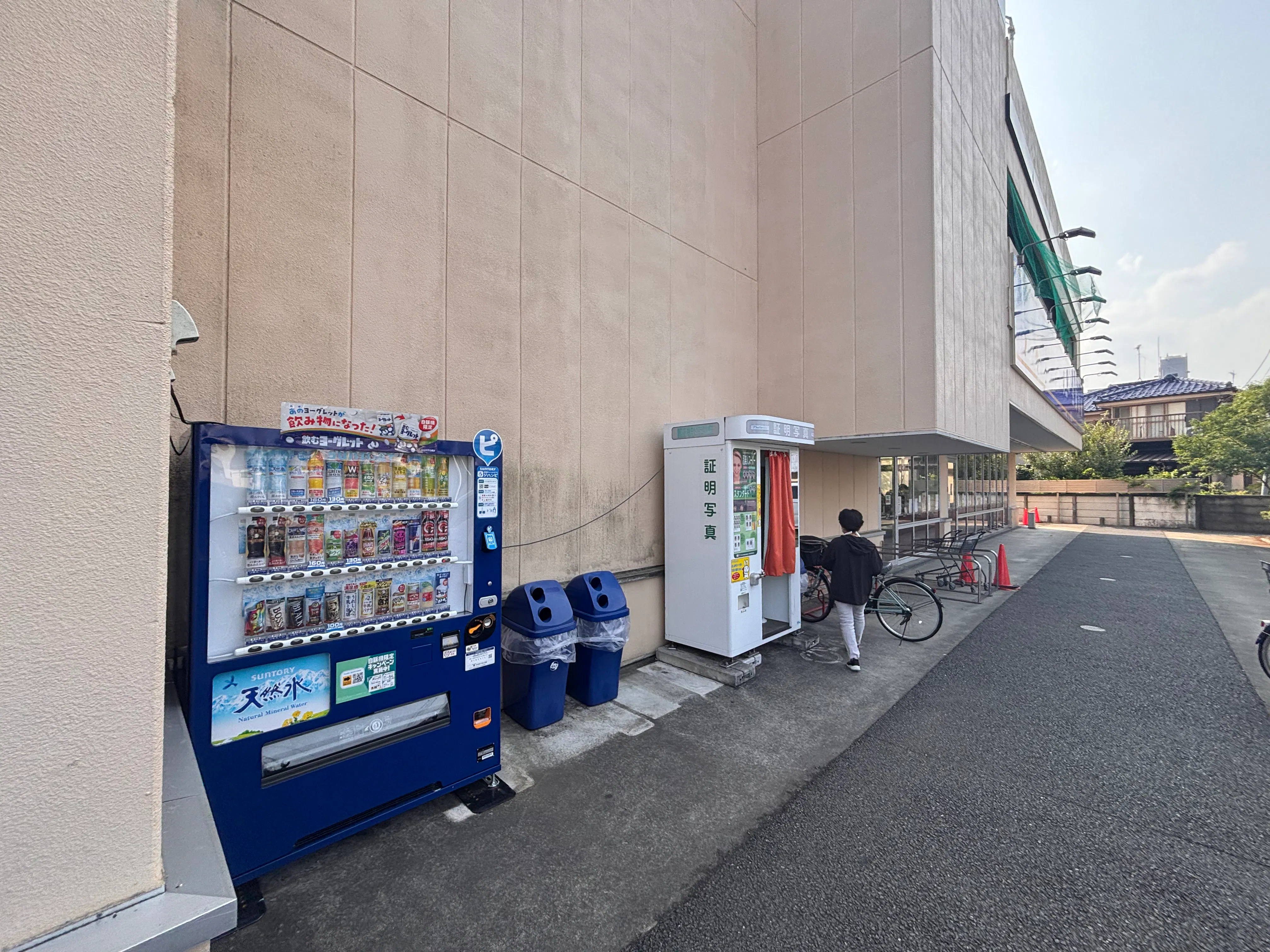 【スーパーバリュー 福生店】軒下 入口横 各種プロモーション、会員獲得イベントに最適なスーパーマーケットの屋外催事イベントスペース