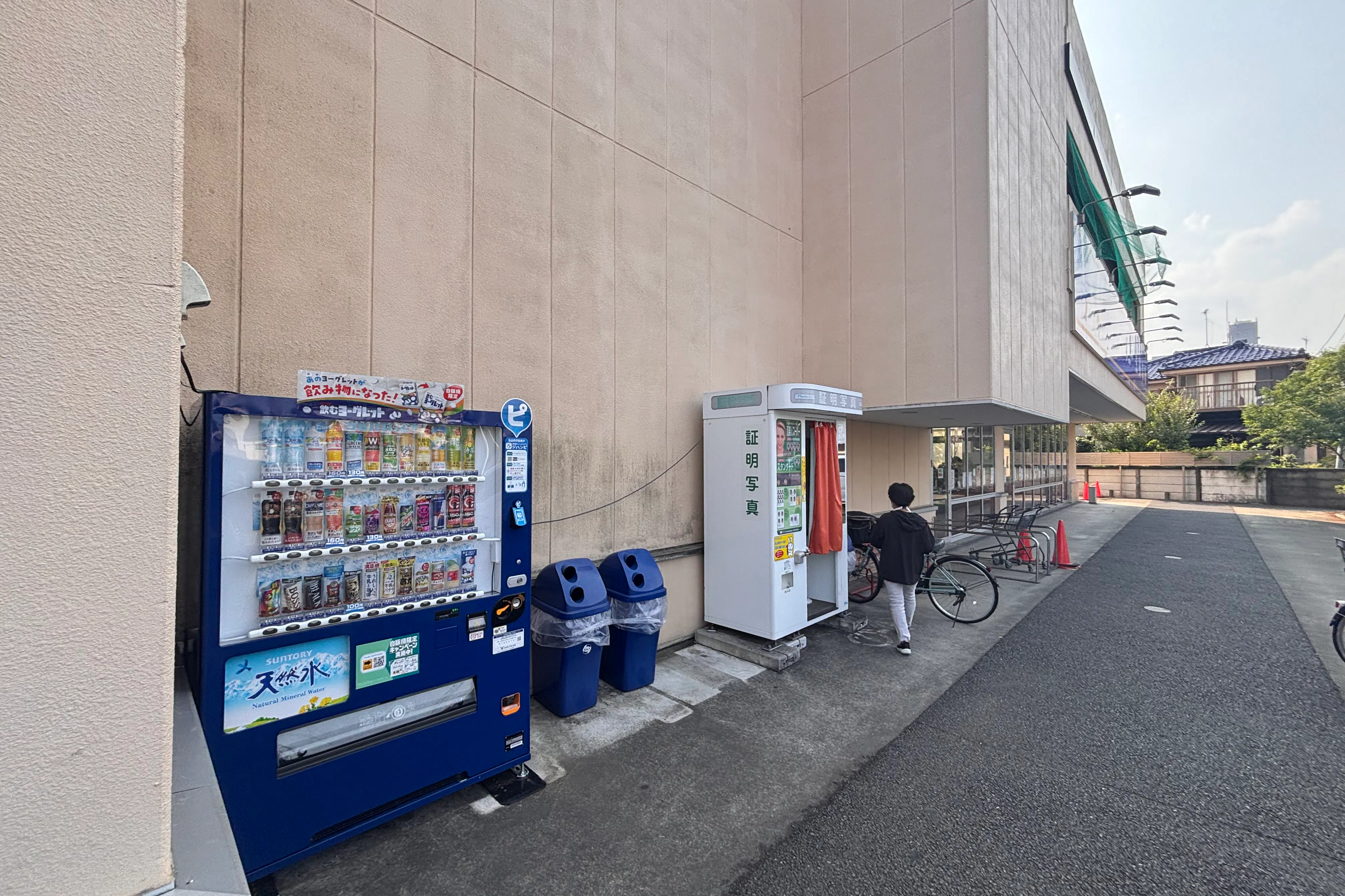 【スーパーバリュー 福生店】軒下 入口横 各種プロモーション、会員獲得イベントに最適なスーパーマーケットの屋外催事イベントスペース