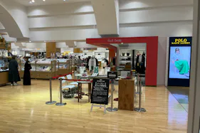 【京急百貨店】京急百貨店3階赤色のエスカレーター前