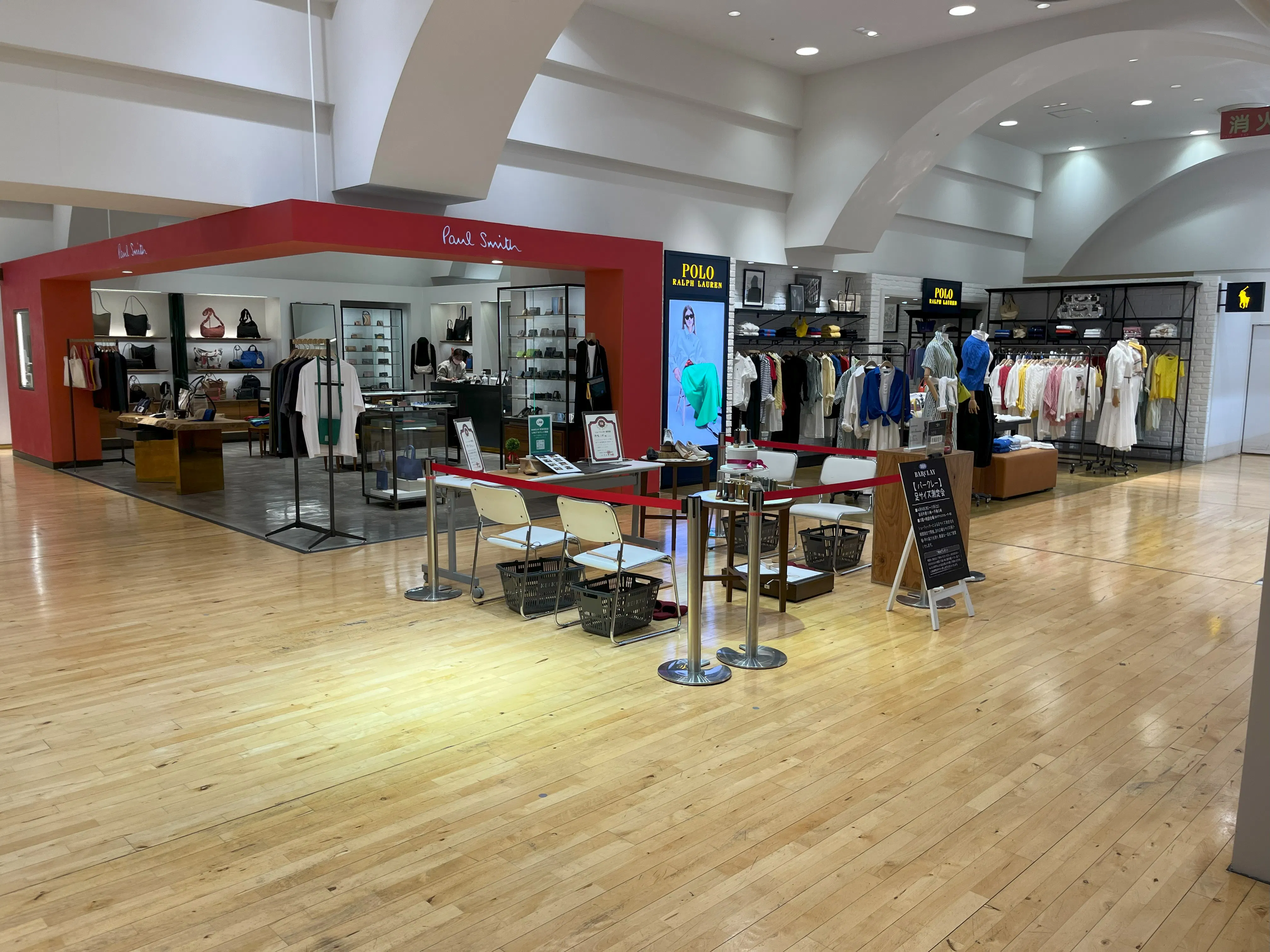 【京急百貨店】京急百貨店3階赤色のエスカレーター前