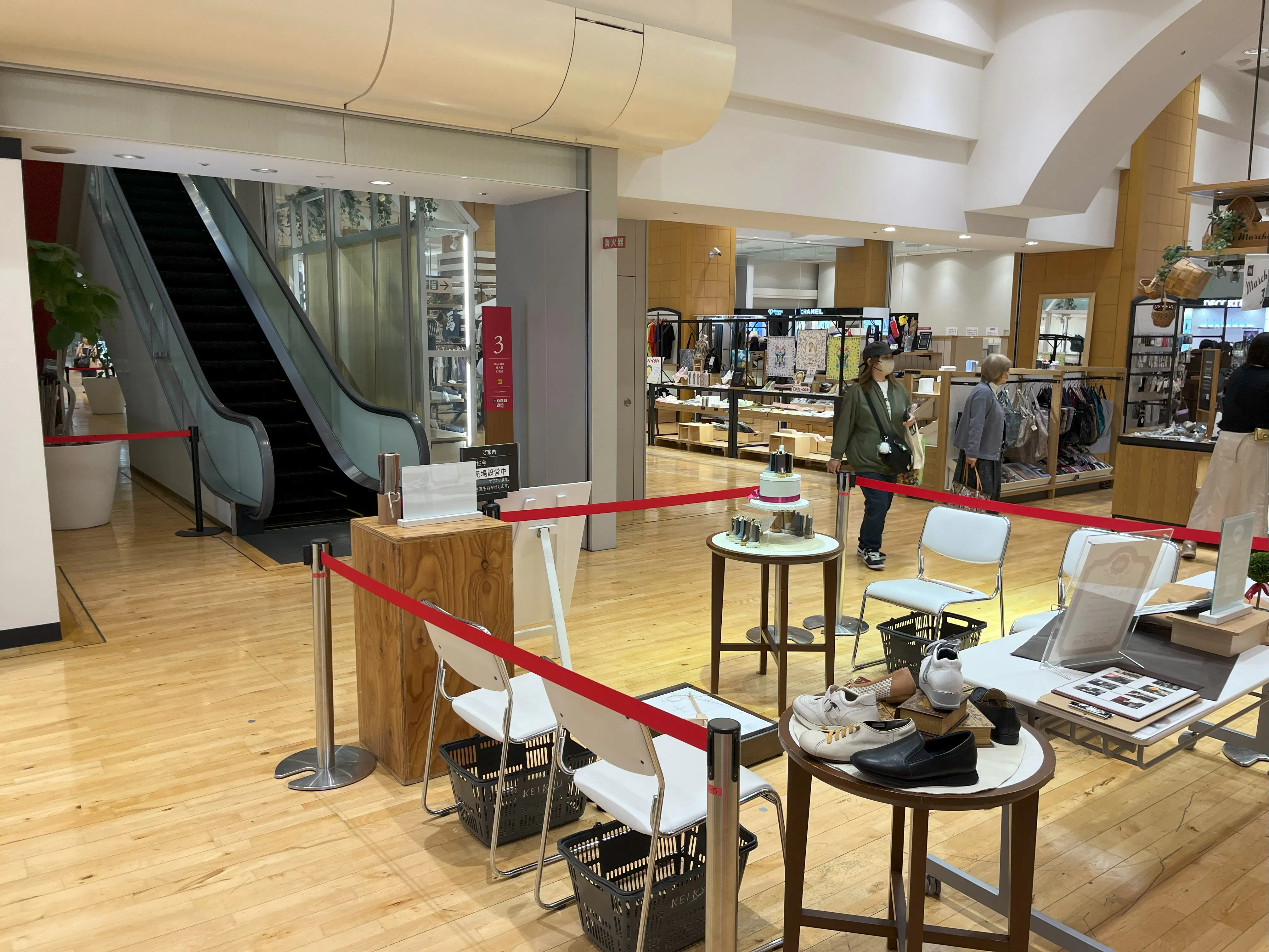 【京急百貨店】京急百貨店3階赤色のエスカレーター前