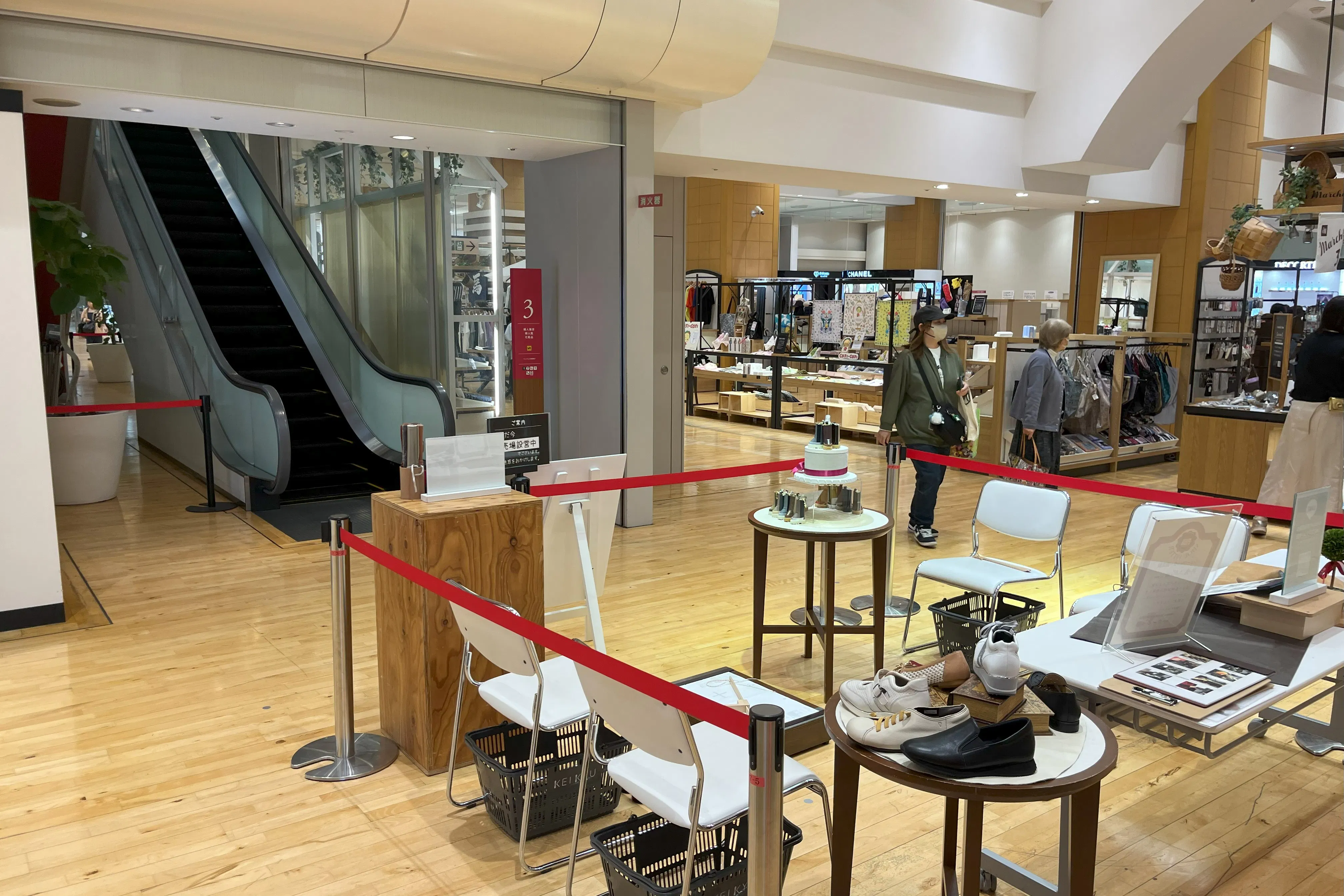 【京急百貨店】京急百貨店3階赤色のエスカレーター前