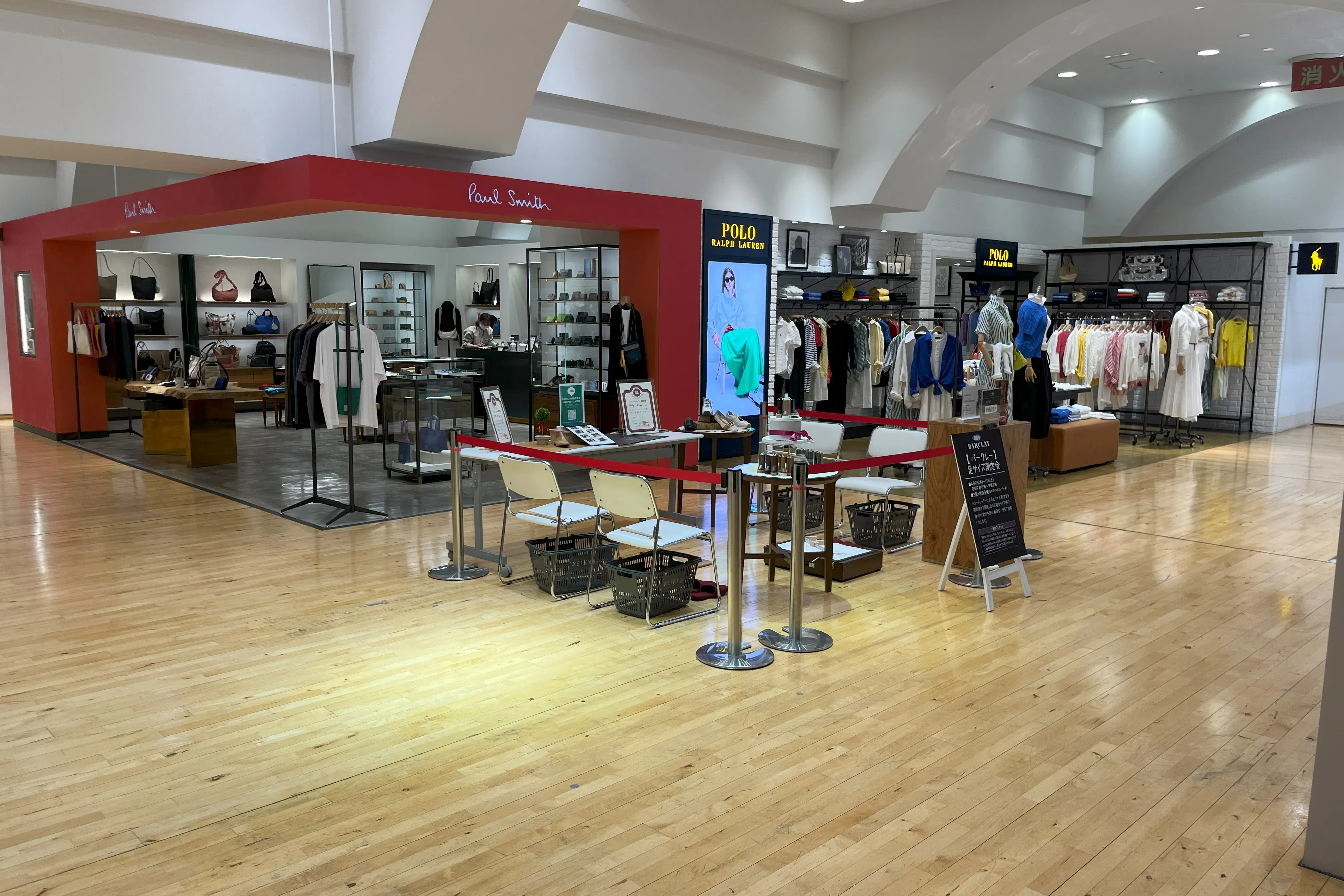 【京急百貨店】京急百貨店3階赤色のエスカレーター前