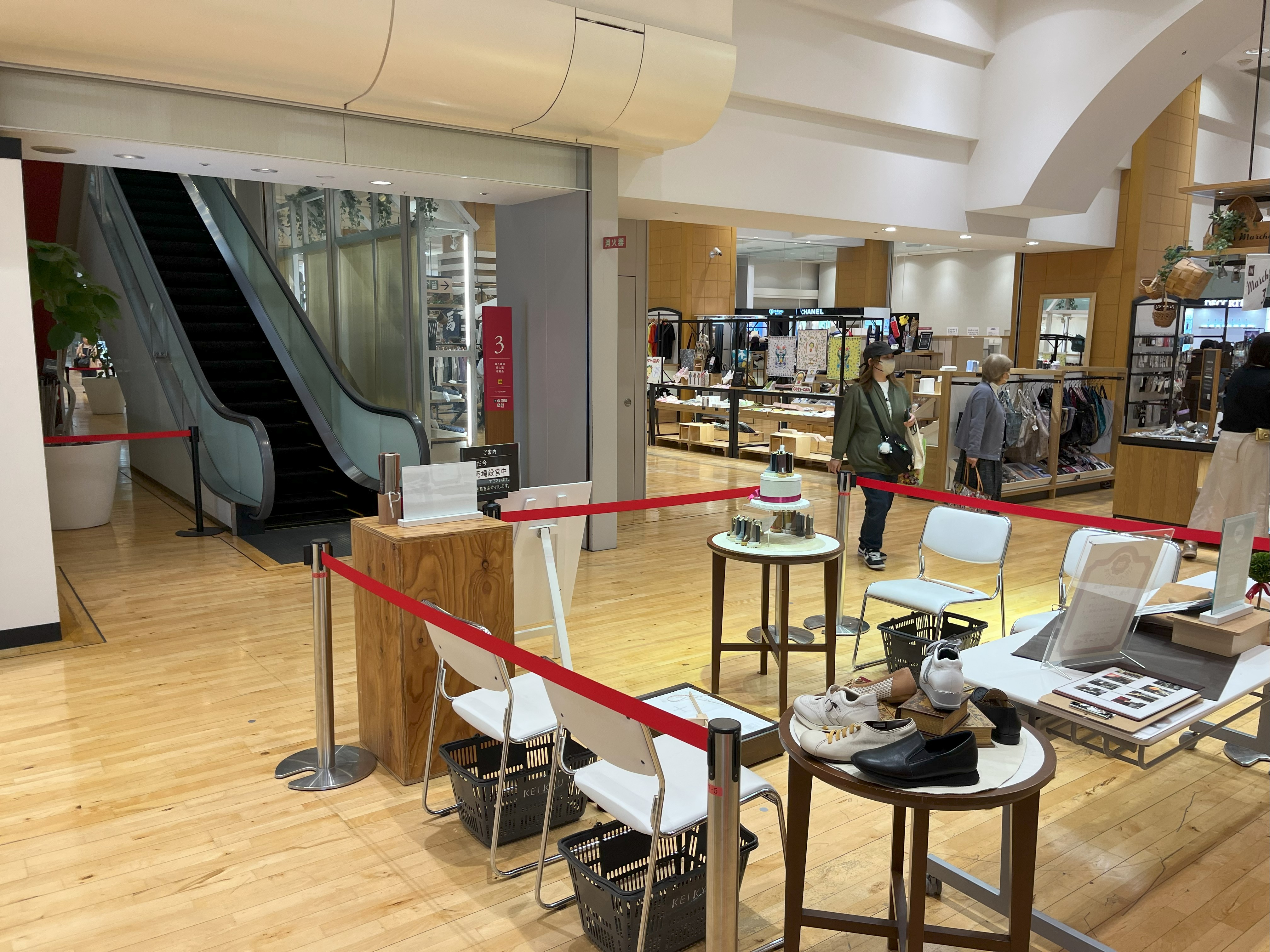 【京急百貨店】京急百貨店３階赤色のエスカレーター前