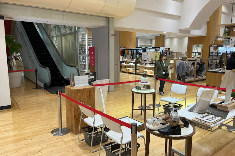 【京急百貨店】京急百貨店3階赤色のエスカレーター前の画像1