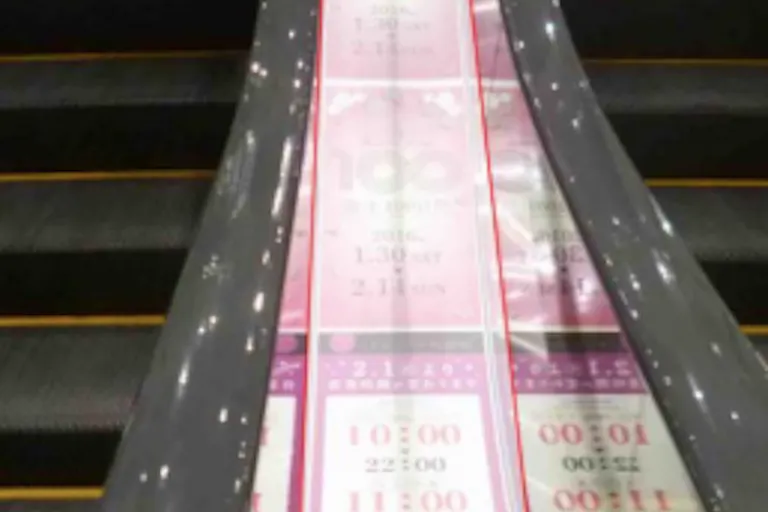 【イオンモール常滑】モール内広告 エスカレーターの画像1