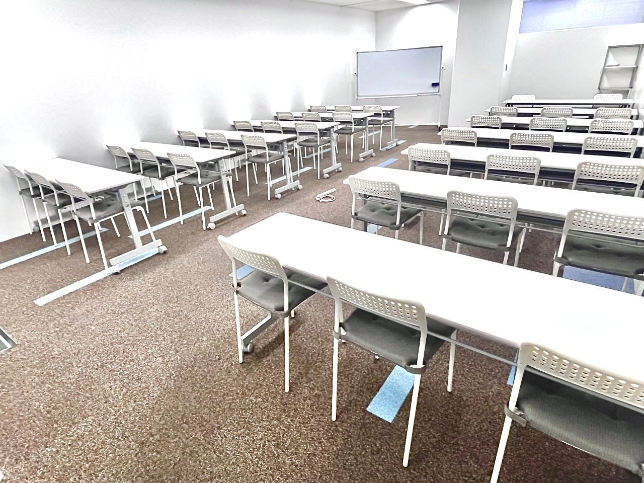 【大阪梅田駅直結/徒歩1分】会議・研修・試験会場・セミナーなどに適した36名程度収容可能なレンタルスペース