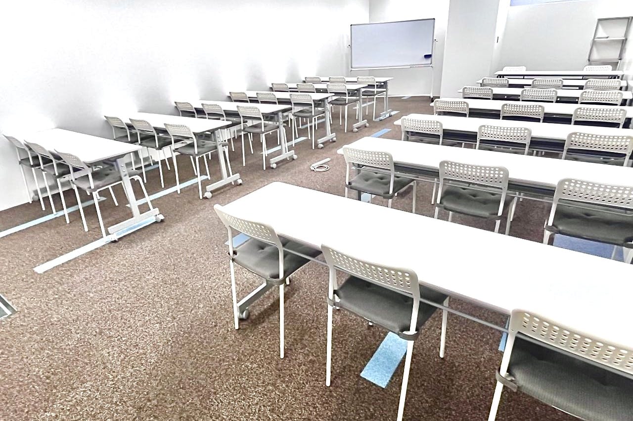 【大阪梅田駅直結/徒歩1分】会議・研修・試験会場・セミナーなどに適した36名程度収容可能なレンタルスペース