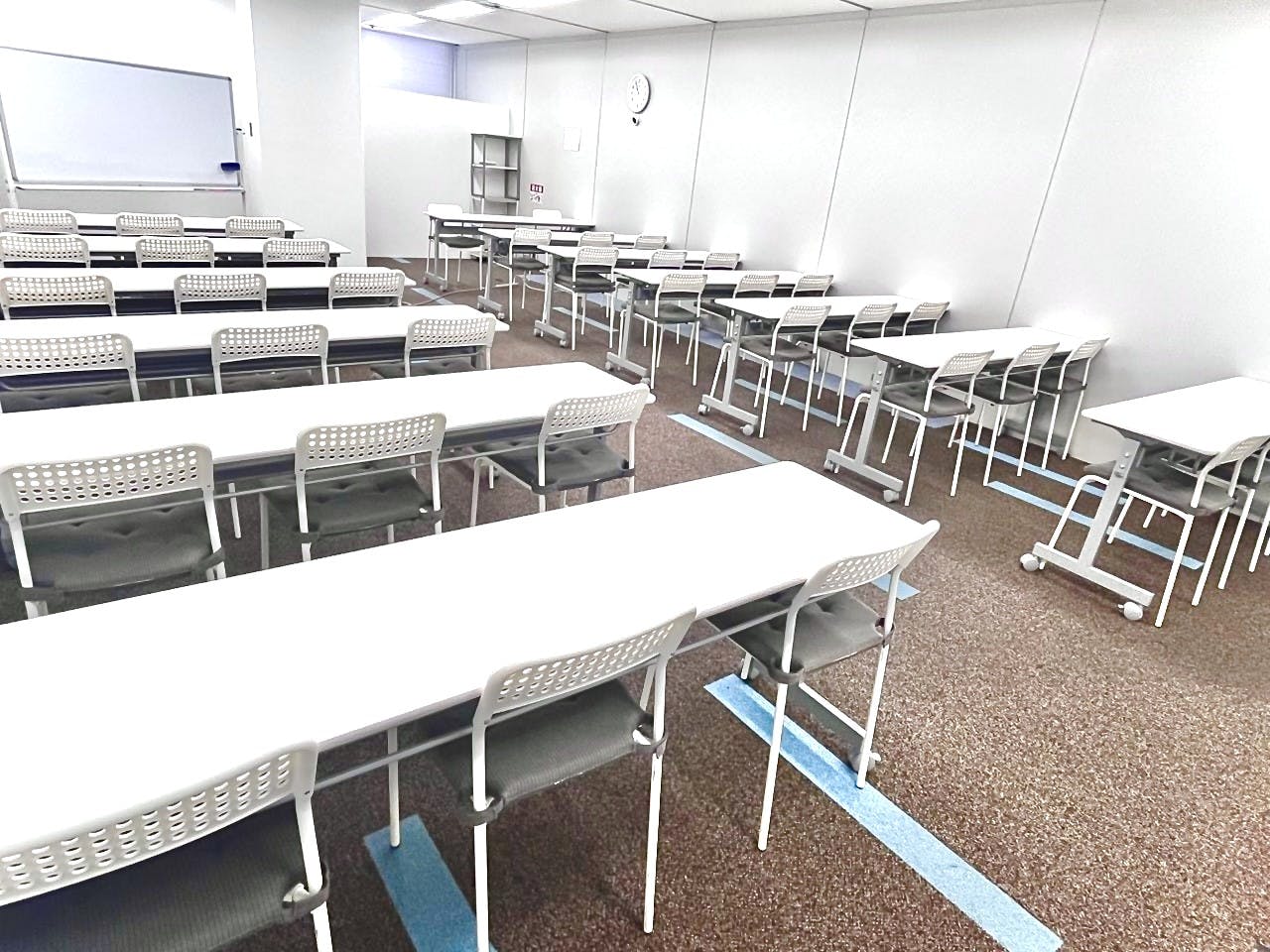 【大阪梅田駅直結/徒歩1分】会議・研修・試験会場・セミナーなどに適した36名程度収容可能なレンタルスペースの画像