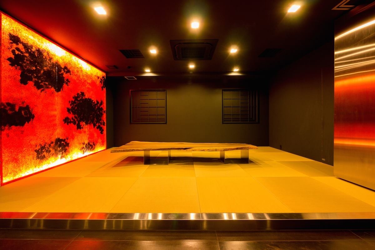 琉球畳の和室。完全個室としてご利用いただけます。1枚板のテーブルがゴージャスです。