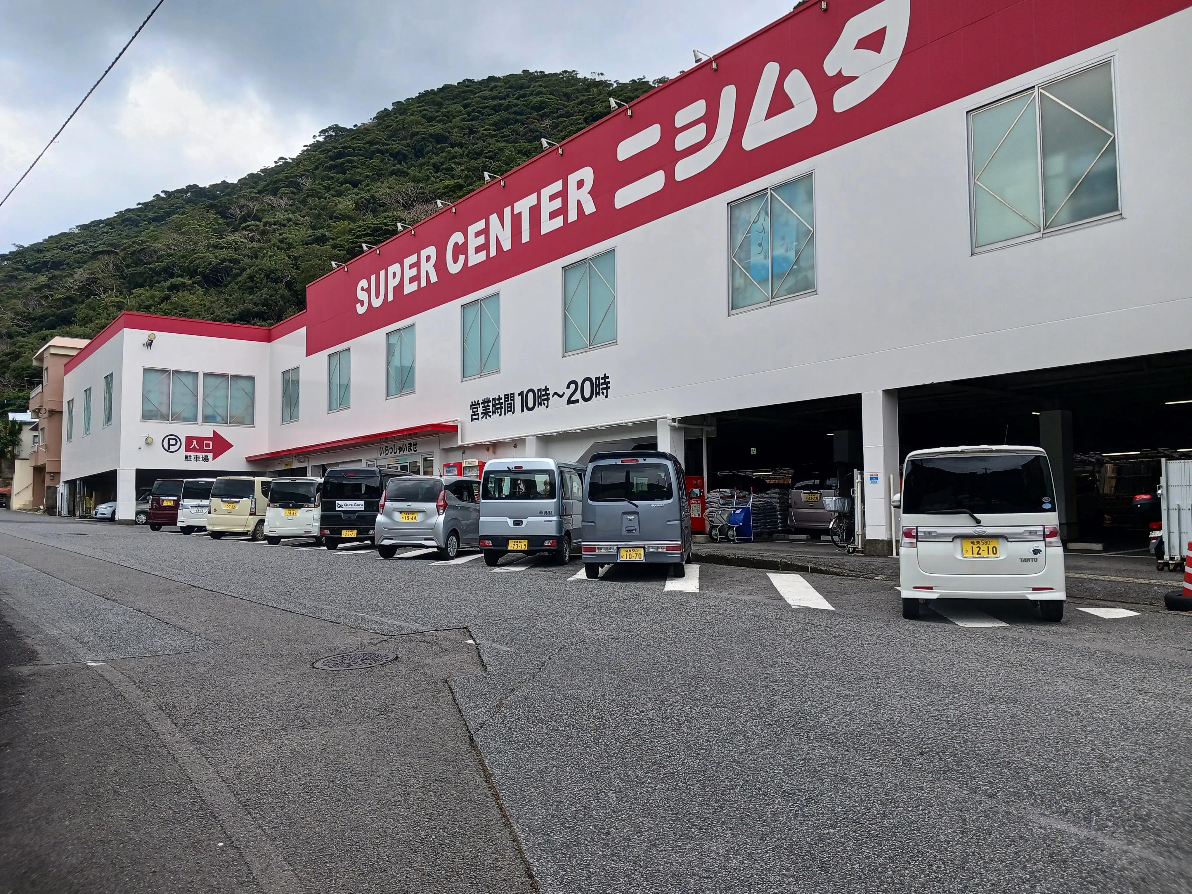 【ニシムタ 名瀬店】販促プロモーションや物販に利用可能な入口横の屋外スペース