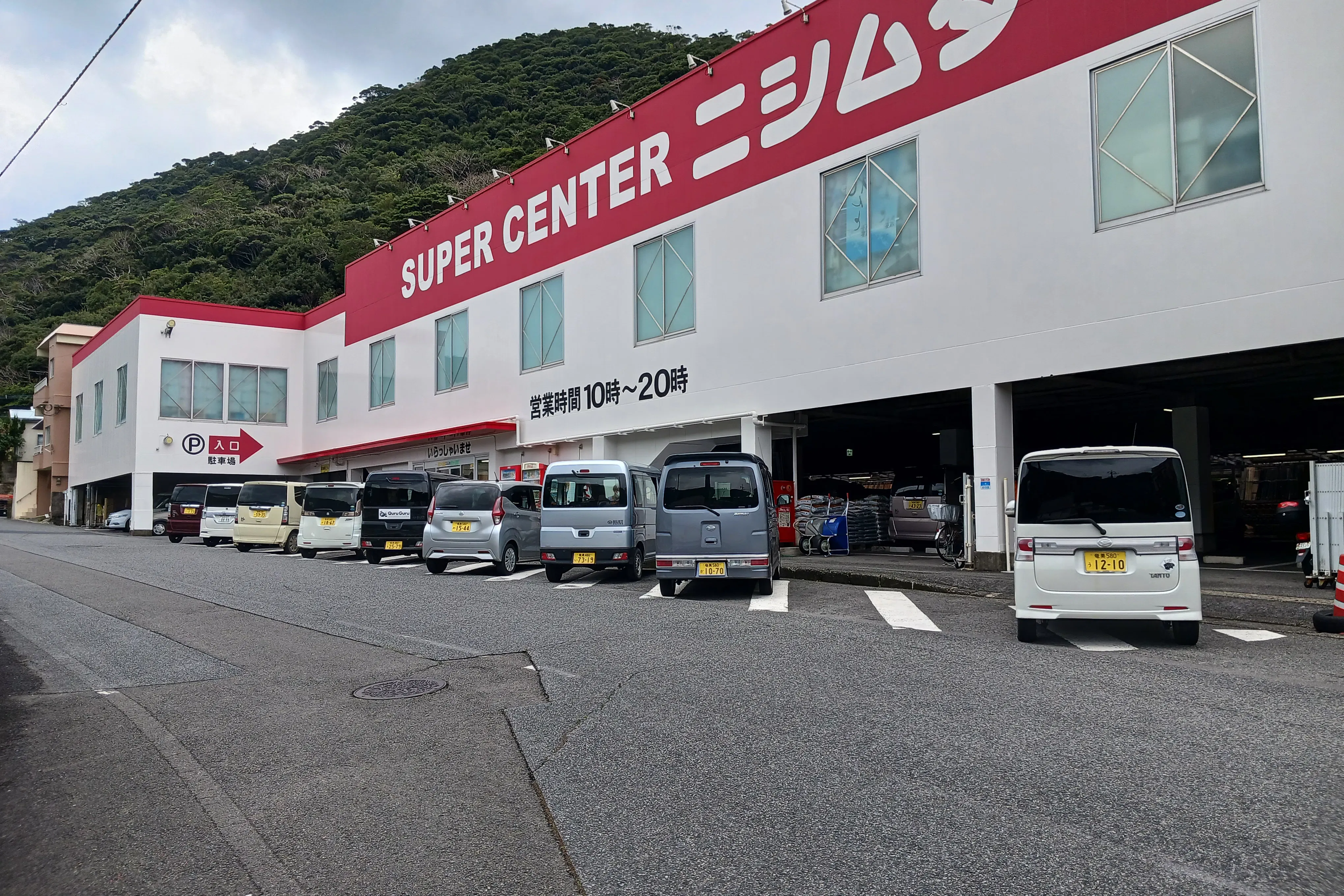 【ニシムタ 名瀬店】販促プロモーションや物販に利用可能な入口横の屋外スペース