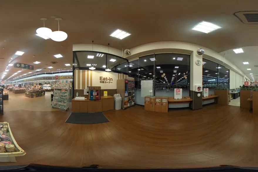 【オークワ松阪下村】プロモーションに利用可能な農産側入口付近のスペース(イートインスペース横)