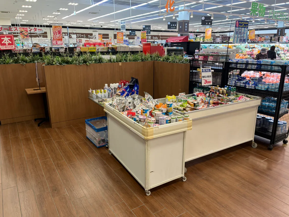 【オークワ松阪下村】プロモーションに利用可能な農産側入口付近のスペース(イートインスペース横)